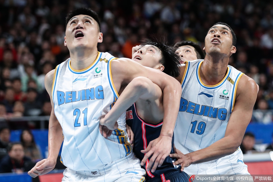 星空体育-多特蒙德训练开放日；冲刺阶段手感冰凉引欢呼；荷甲在即；身体对抗强度拉满-星空体育